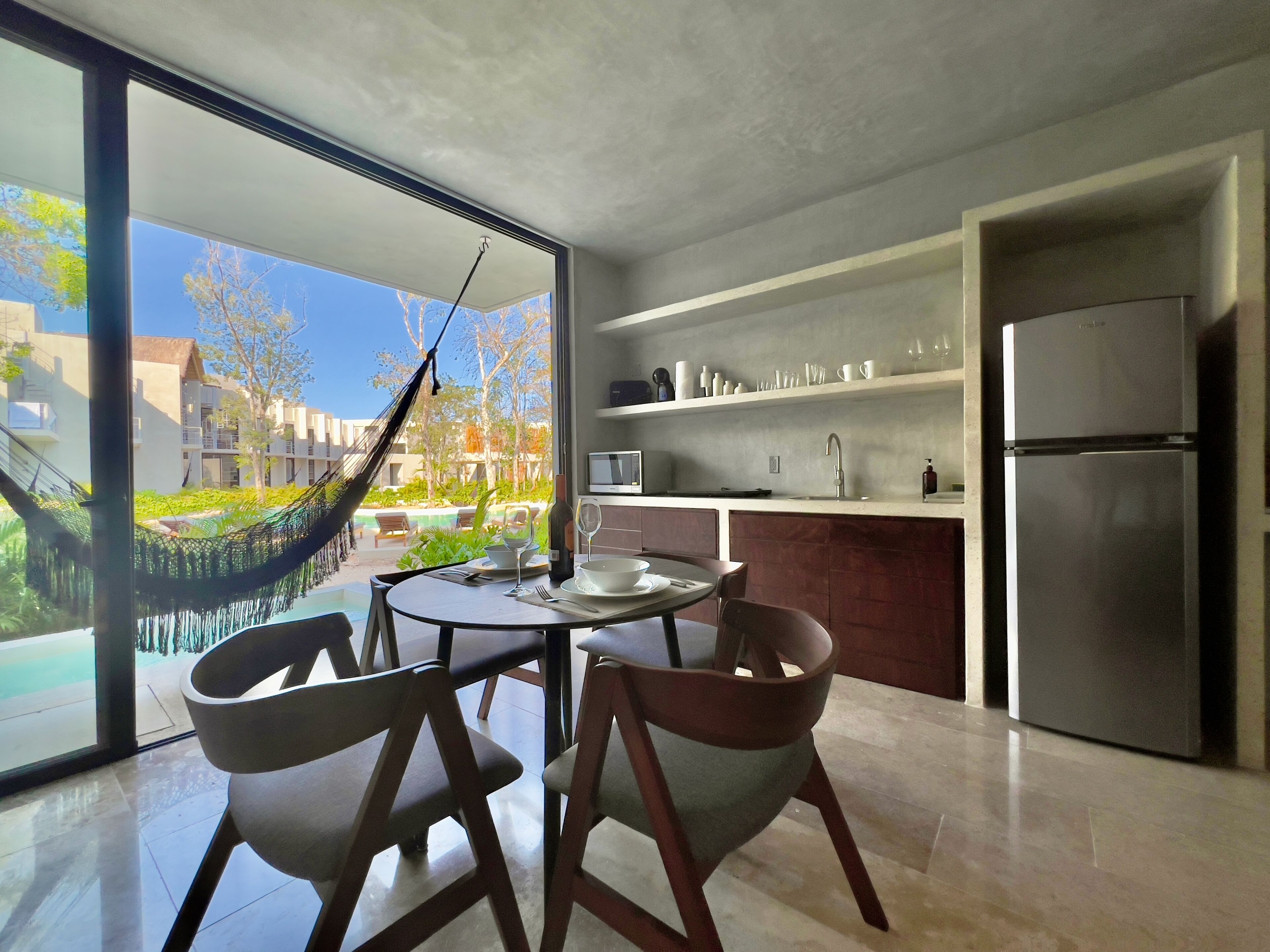 Suite estudio Confort, alberca privada | Cocina privada | Licuadora, plancha de cocina y comedor 