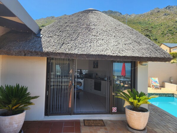Terrace/patio - Thys' Place, a Gateway to Coastal Bliss in Gordon's Bay! Digital Nomad paradise! (Gordon's Bay)