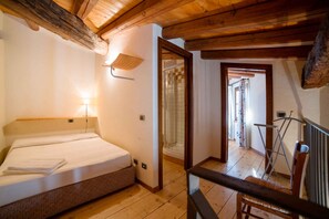 1 bedroom, travel crib, internet