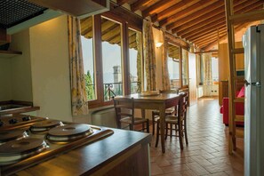 Kühlschrank, Mikrowelle, Herdplatte, Kochgeschirr/Geschirr/Besteck