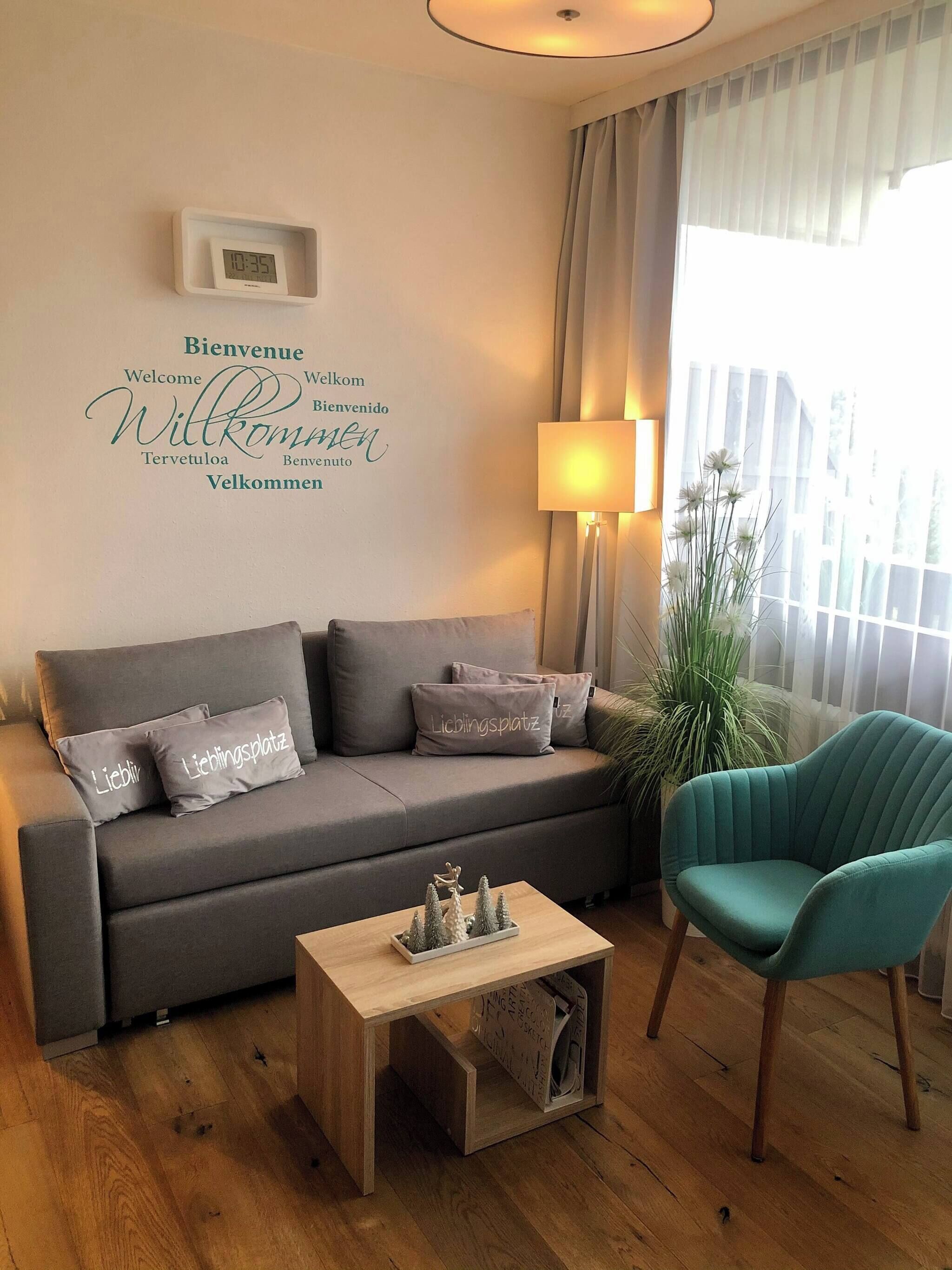 Apartment, 1 Bedroom, Smoking, Mountain View | Living room