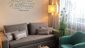 Apartment, 1 Bedroom, Smoking, Mountain View | Living room