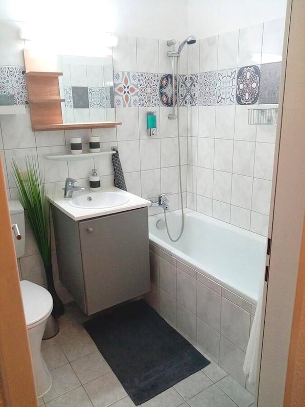 Apartment, 1 Bedroom, Smoking, Mountain View | Bathroom | Toilet paper