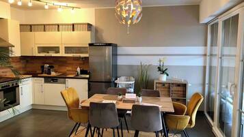 Apartment, 1 Schlafzimmer, Raucher, Terrasse | Wohnbereich | Bücher