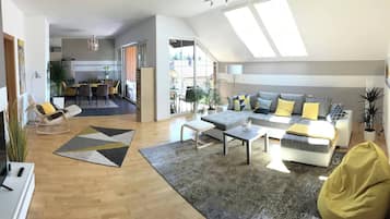 Apartment, 1 Schlafzimmer, Raucher, Terrasse | Wohnbereich | Bücher