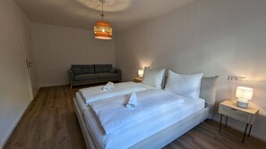 2 habitaciones, tabla de planchar con plancha, wifi y ropa de cama