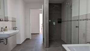 Shower, hair dryer, towels, soap - Liboria I Traumhafte Ferienwohnung am Riegsee mit Blick auf die Zugspitze! (Riegsee)