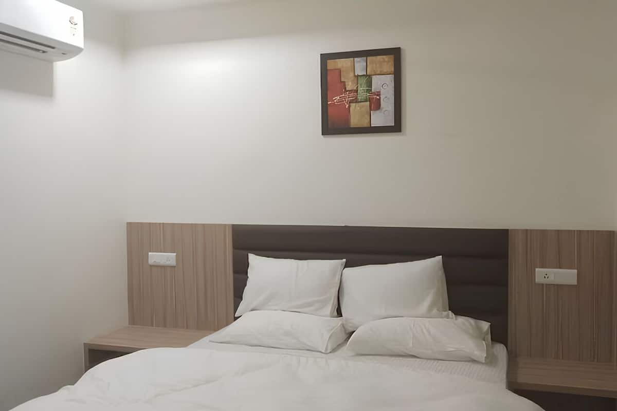 1 habitación, escritorio y espacio para trabajar con laptop