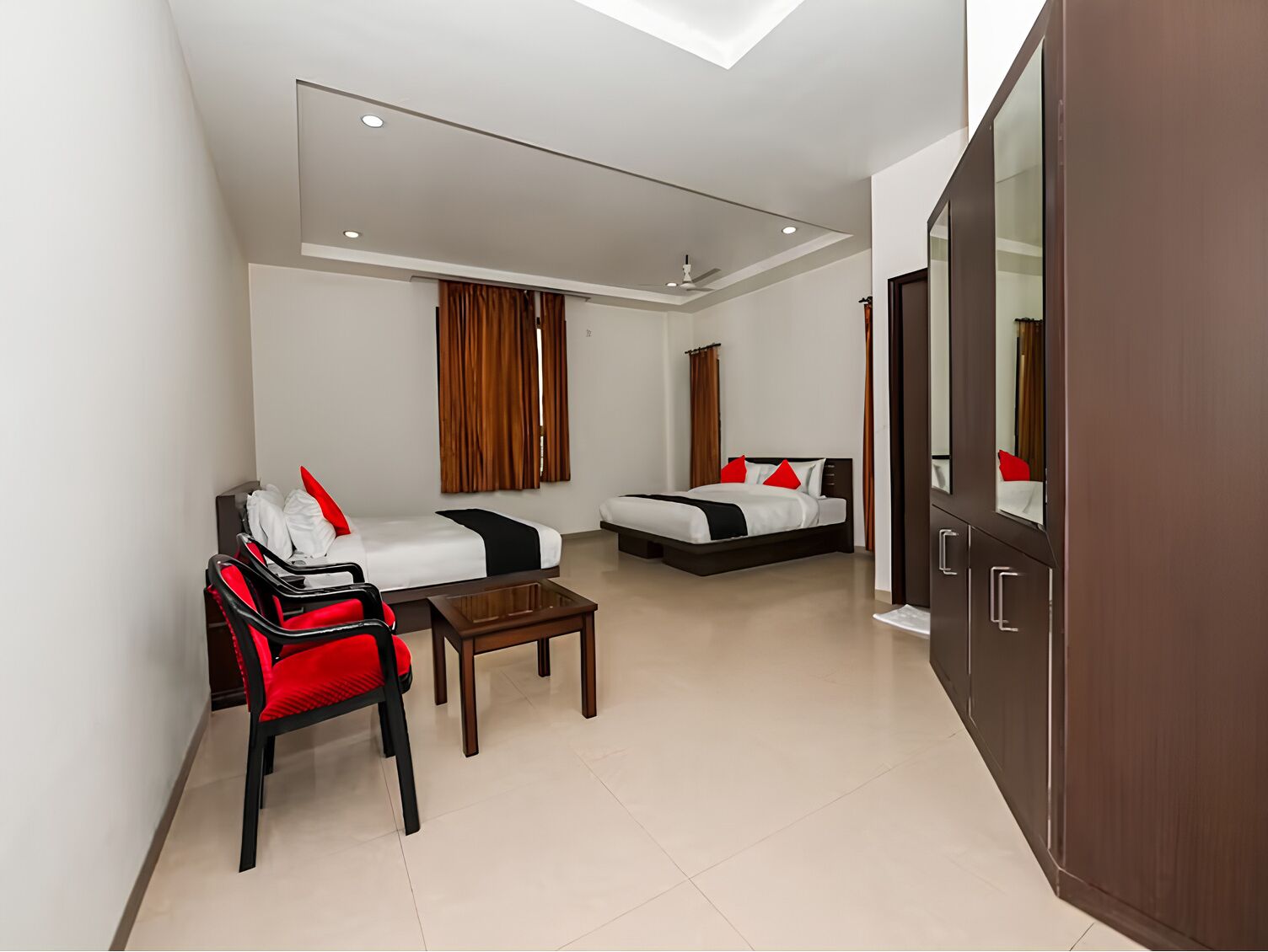 Basic Suite | Desk, laptop workspace, free WiFi, bed sheets