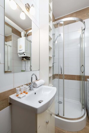 Dusche, Haartrockner, Shampoo