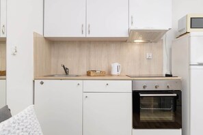 冷蔵庫、電子レンジ、オーブン、コンロ