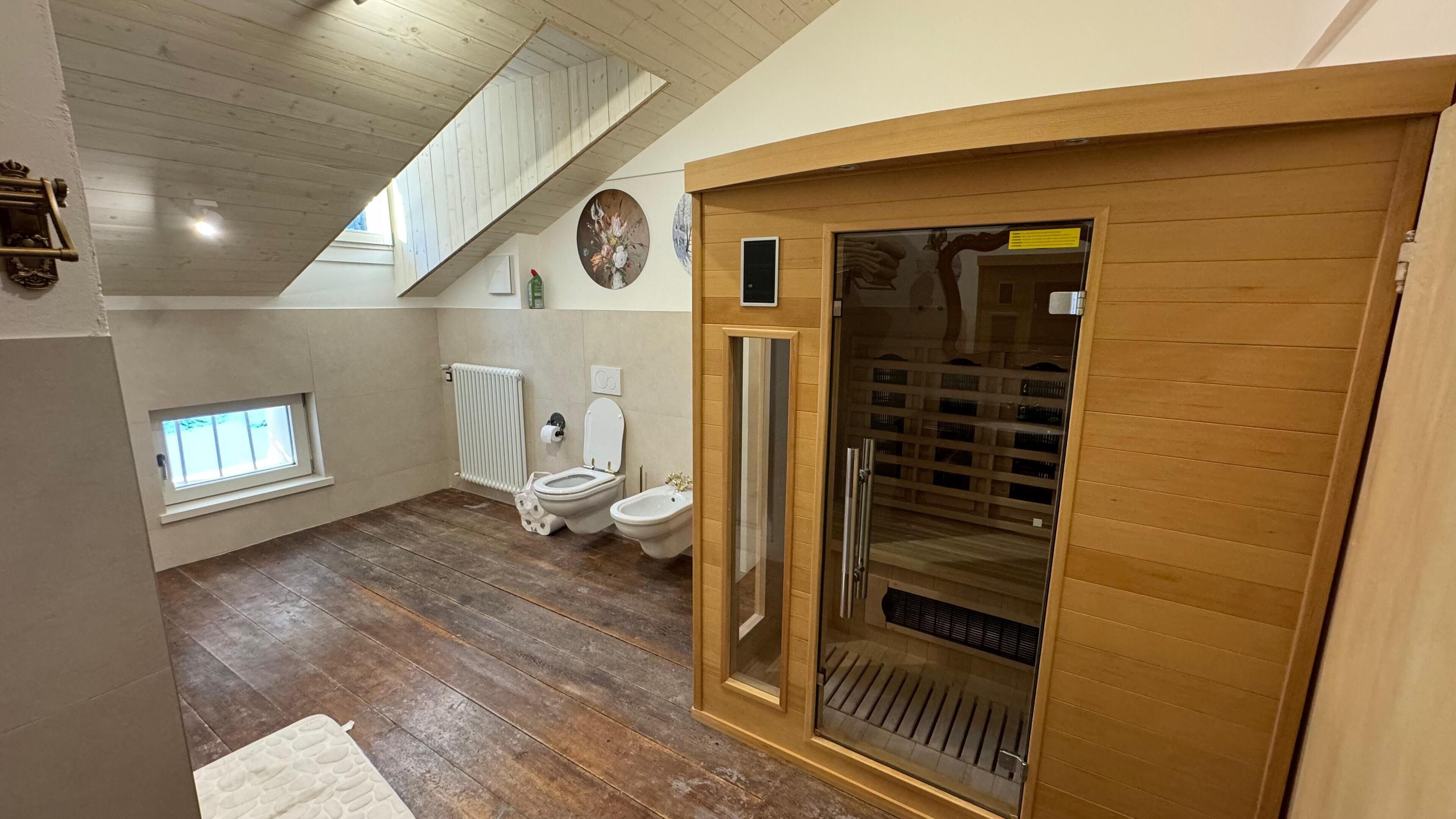 Shower, bidet, towels, toilet paper