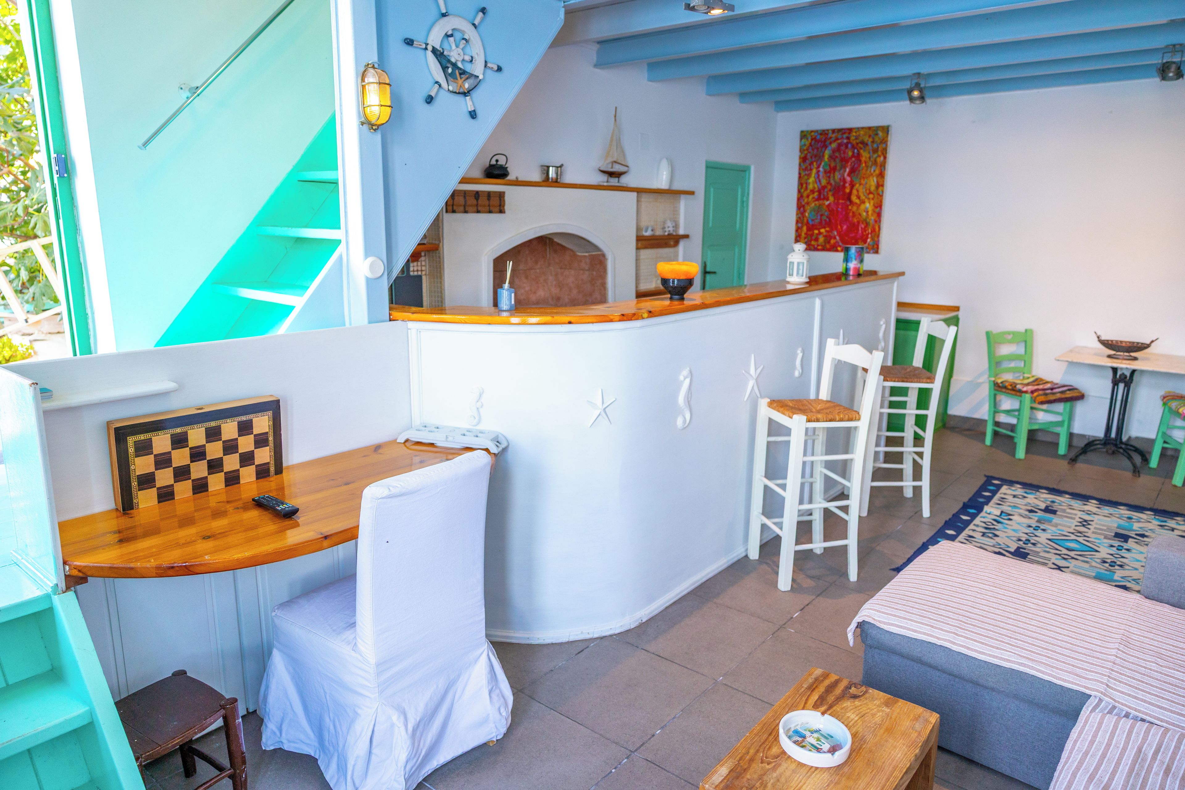 Un interior acogedor con zona de cocina, una mesa de comedor y un sofá.