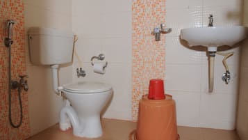 Regadera, amenidades de baño gratuitas, toallas