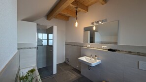 Dusche, Haartrockner, Handtücher, Seife