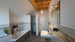 Douche, sèche-cheveux, serviettes fournies, savon
