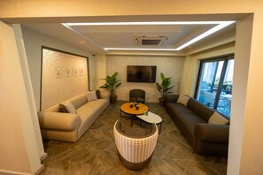 Área de estar no saguão