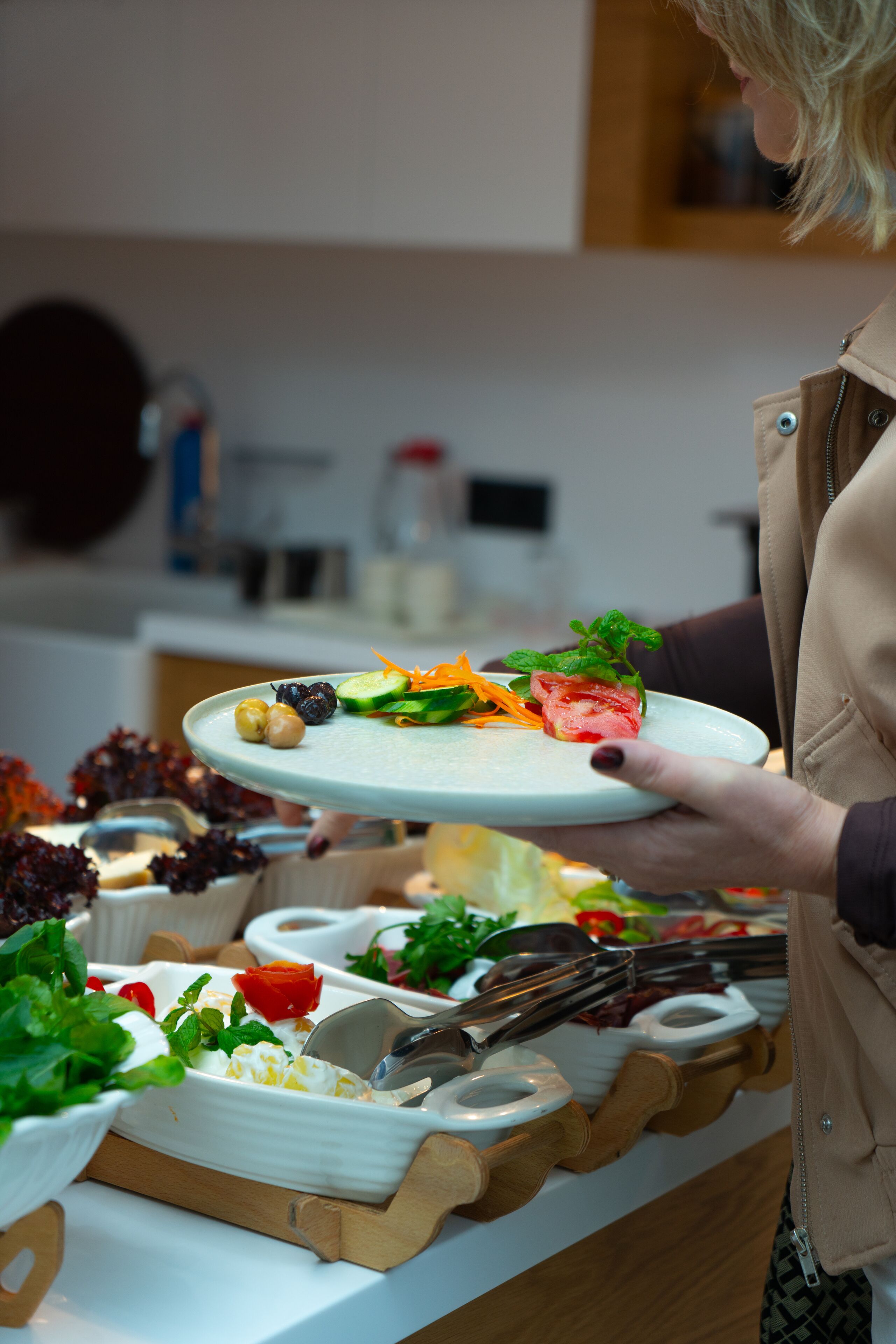 Taula de buffet amb diferents plats i utensilis.