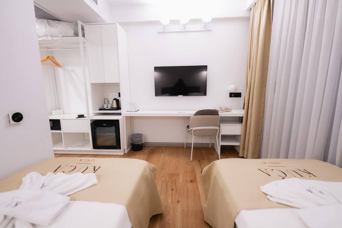 Economy Room - Non smoking Basement floor | 埃及棉床單、高級寢具、記憶床墊、免費迷你吧