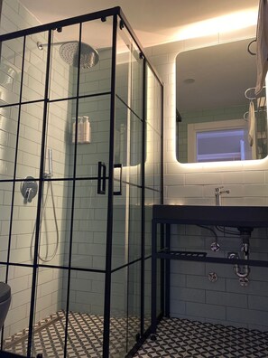 Basic Room | Bathroom | Shower, rainfall showerhead, designer toiletries, hair dryer - KUCA URLA (Urla)