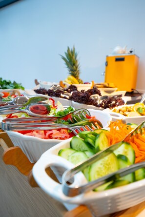 Café da manhã self-service grátis todos os dias