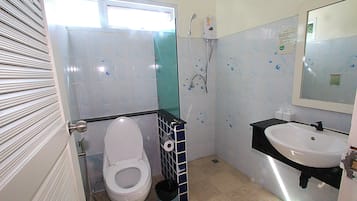 Douche, douche à « effet pluie », articles de toilette gratuits, bidet