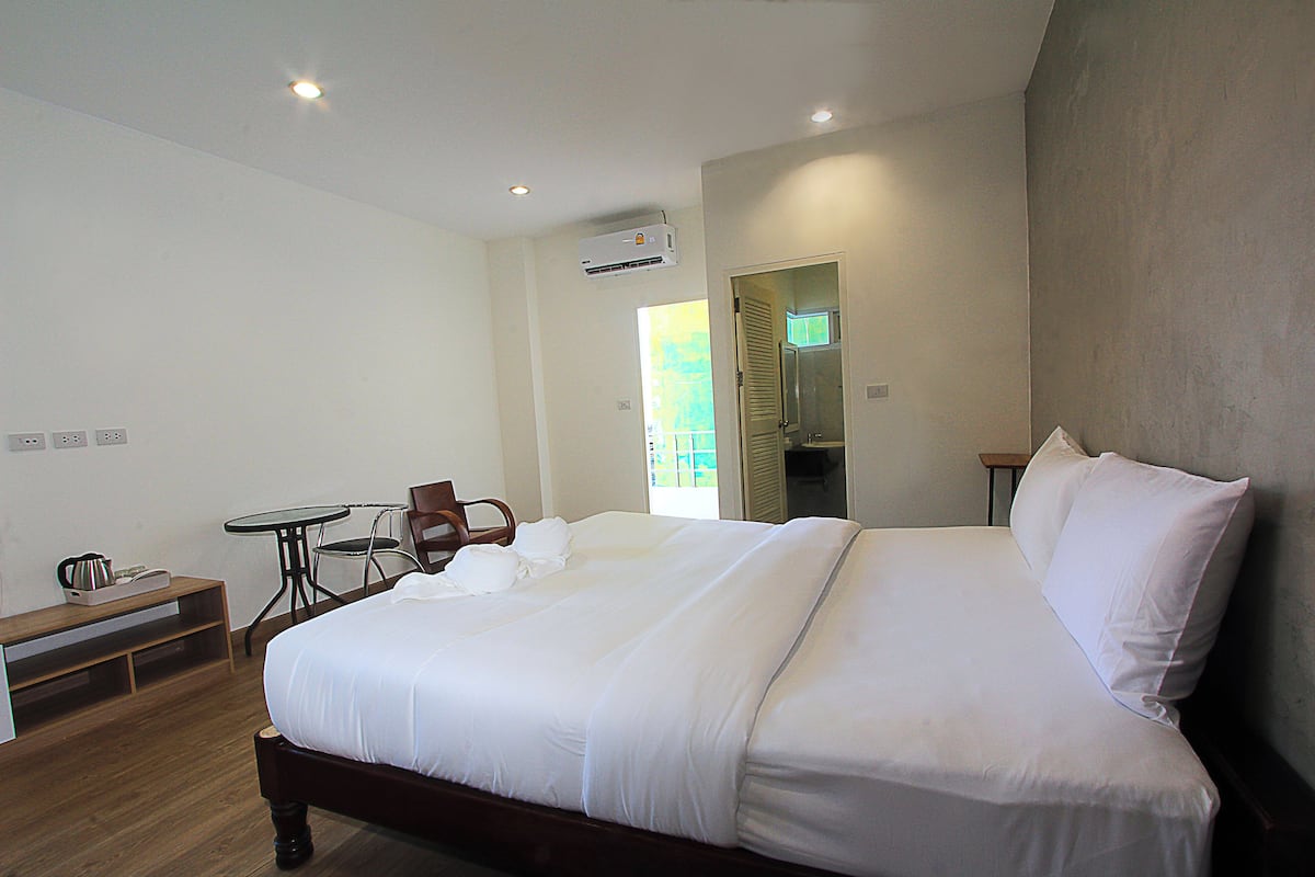 Desk, free WiFi, bed sheets