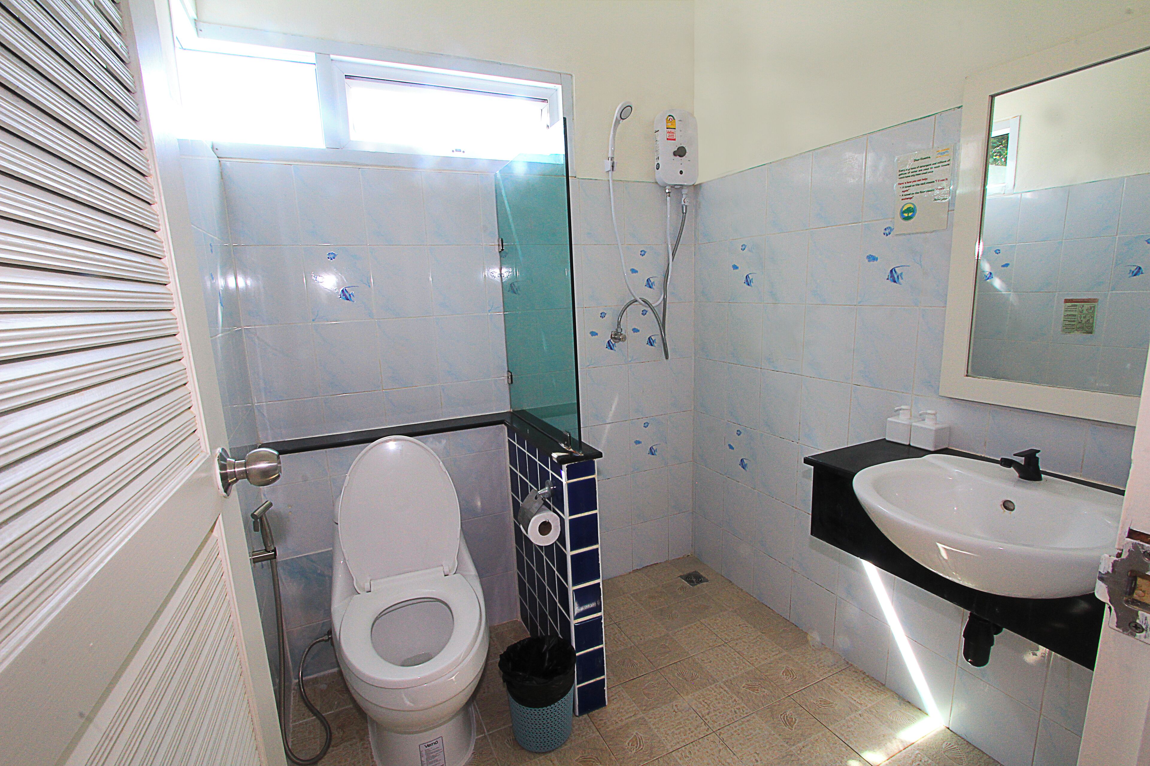 淋浴设施、大花洒淋浴喷头、免费洗浴用品、坐浴桶