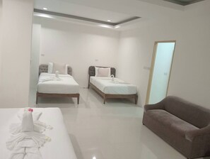 家庭四人房 | 办公桌、免费 WiFi、床单
