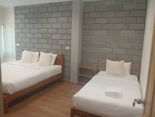 Escritorio, wifi gratis y ropa de cama