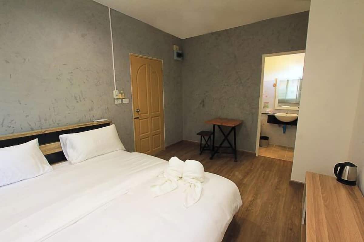 Desk, free WiFi, bed sheets