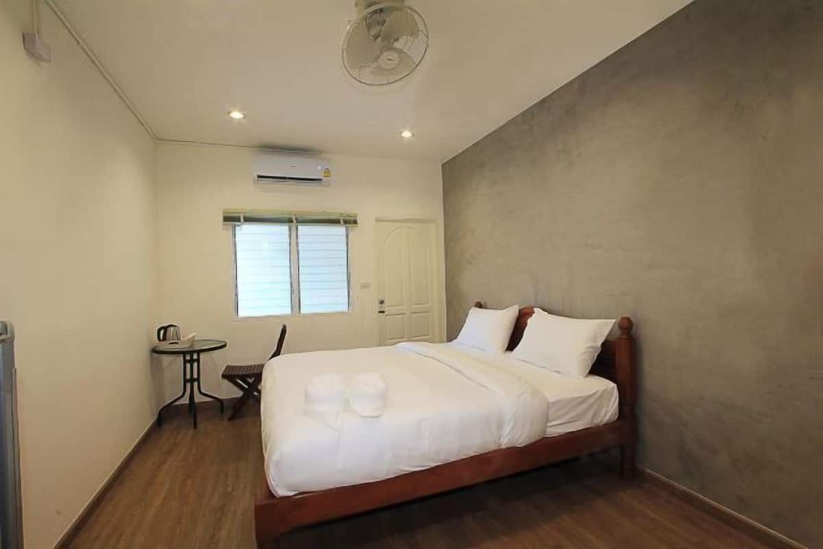 Desk, free WiFi, bed sheets