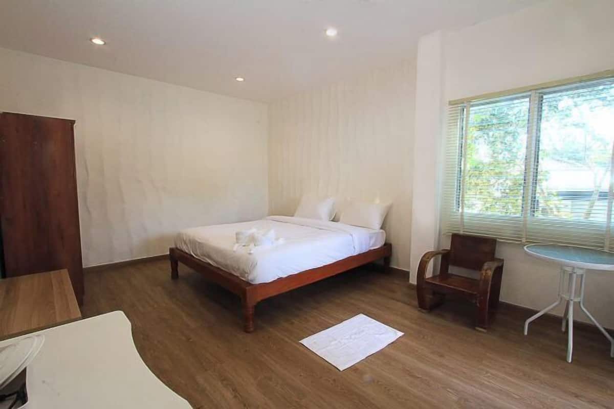 Desk, free WiFi, bed sheets