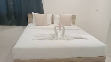 Escritorio, wifi gratis y ropa de cama