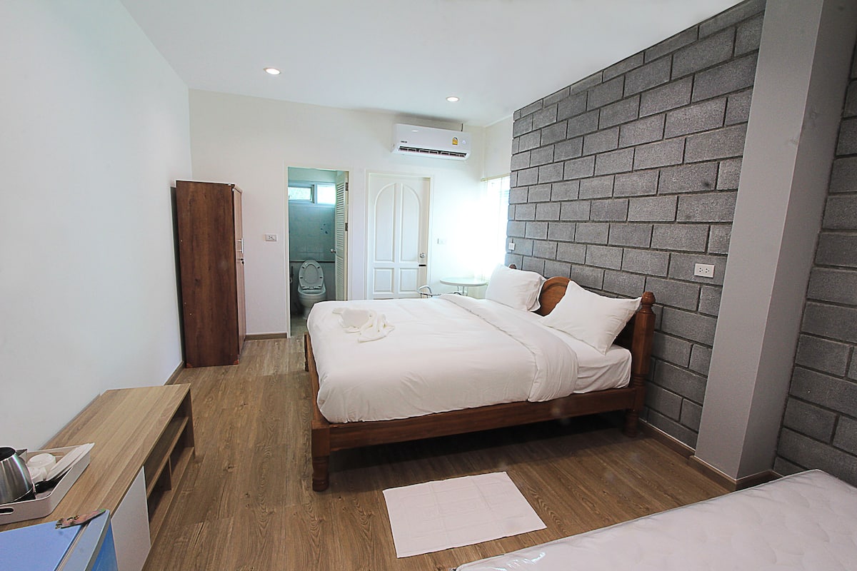 Quarto triplo superior | Escrivaninha, Wi-Fi de cortesia, roupa de cama
