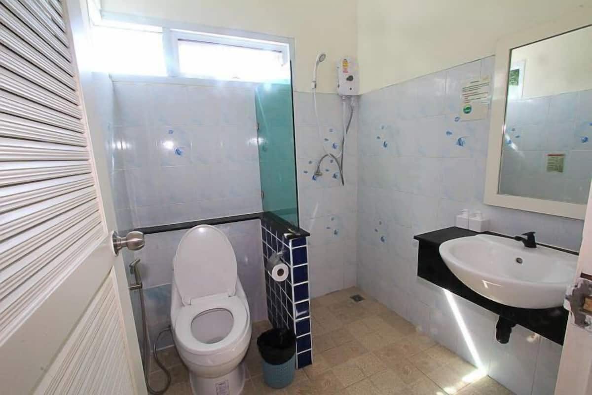 Shower, rainfall showerhead, free toiletries, bidet