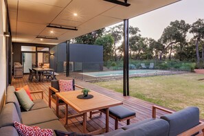 Outdoor dining - STYLISH & LUXE CONTEMPORARY ESCAPE SURROUNDED BY GORGEOUS NATURAL BUSHLAND (Eagle Bay)