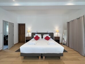 7 bedrooms, iron/ironing board, WiFi, bed sheets - LA Villa DU Defens "La Totale !" (Saint-Martin-de-Castillon)