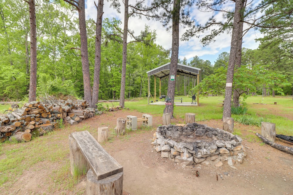Higden Studio Cottage < 1 Mi to Greers Ferry Lake - Van Buren County, AR