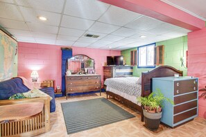 Apartemen (0 Bedroom) | 1 kamar tidur, ruang kerja ramah laptop, dan seprai linen