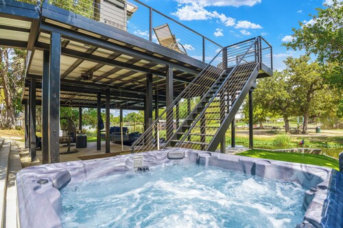 Pet-friendly Lake LBJ Retreat w/ Deck & Hot Tub!