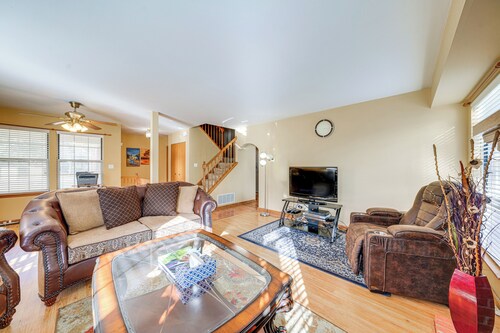 Hanover Park Townhome w/ Grill: 36 Mi to Chicago!