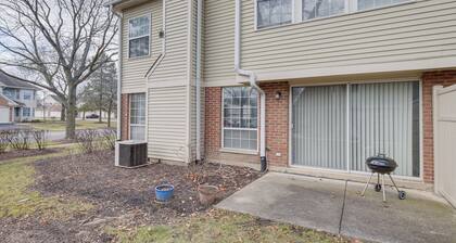Hanover Park Townhome w/ Grill: 36 Mi to Chicago!