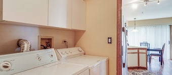 Hanover Park Townhome w/ Grill: 36 Mi to Chicago!