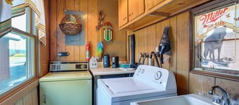 Cozy Markesan Cabin ~ 2 Mi to Green Lake Access!