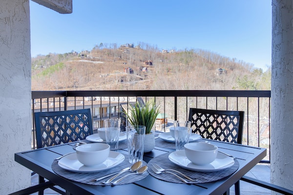 Gatlinburg Condo W/ Smoky Mtn Views: Walk To Dwtn! - Wild Bear Falls Water Park, Gatlinburg