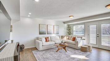 House (5 Bedrooms) | Interior