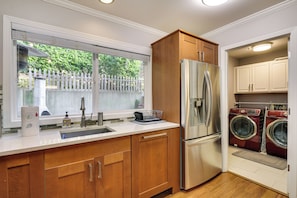 Apartment (3 Bedrooms) | Interior - Lake Oswego Home w/ Deck 9 Mi to Downtown Portland (Lake Oswego)