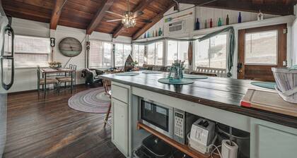 Inviting Cabin ~ 11 Mi to Silverdollar City