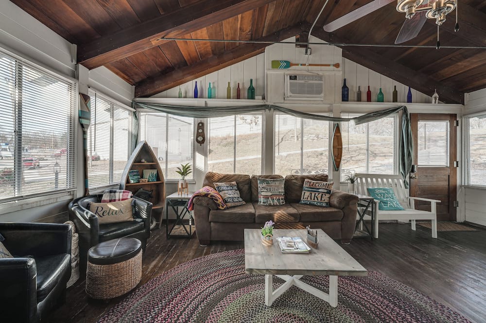 Inviting Cabin ~ 11 Mi to Silverdollar City - Kimberling City, MO
